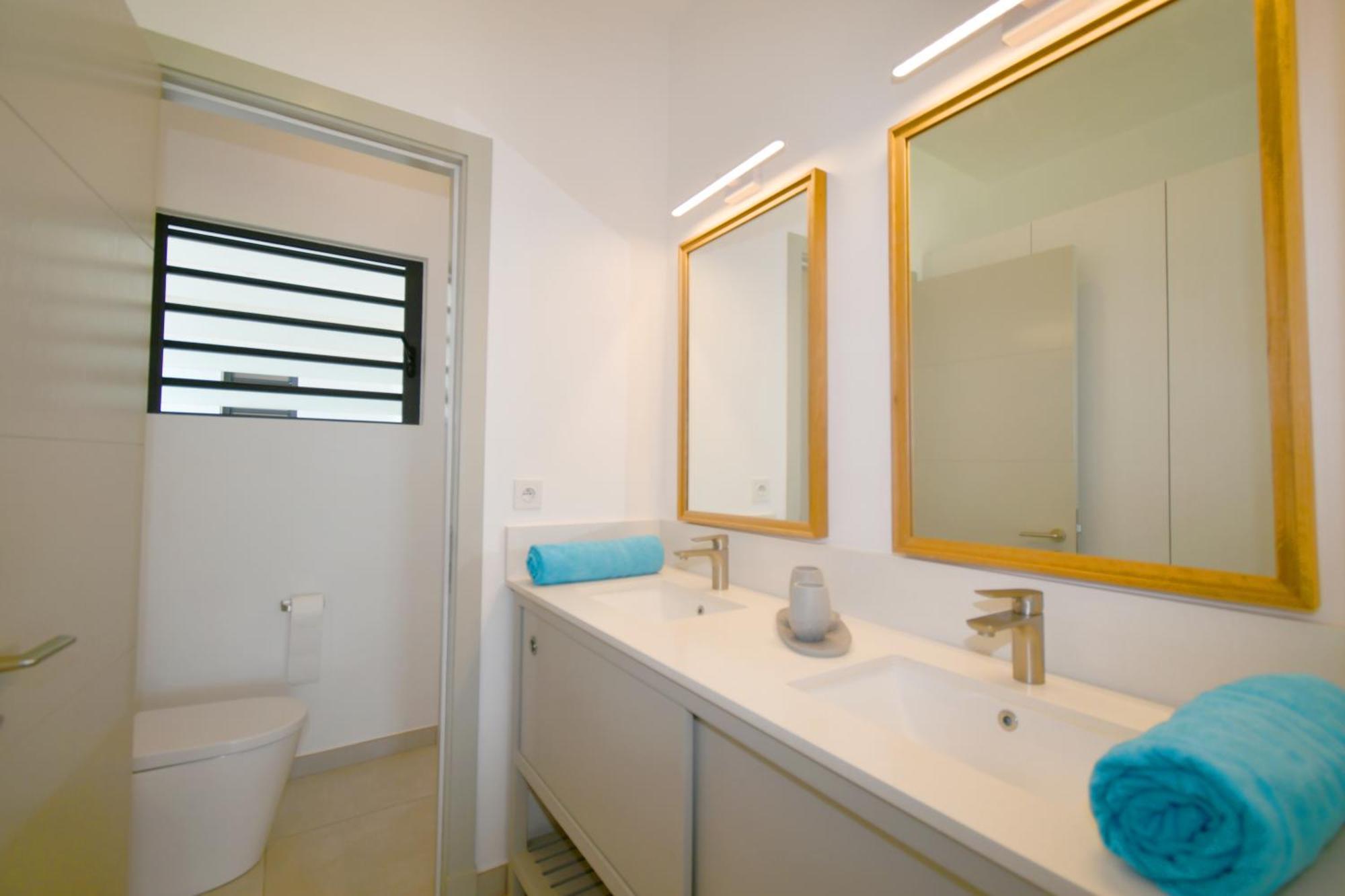 White&Blue Beachfront Luxury Poste Lafayette Dış mekan fotoğraf